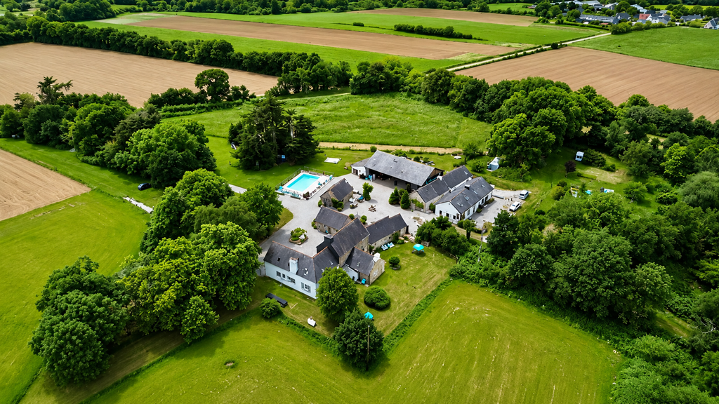 Exclusivité Agence – Presqu’île de Crozon – Entre Terre & Mer, Magnifique Ensemble de Gîtes Sur 15 Hectares de Terrain avec Forêt