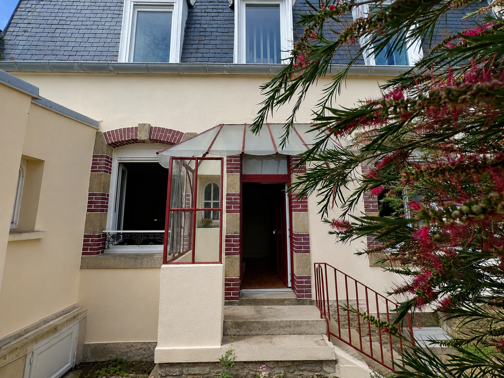 Douarnenez Centre – La Maison De Ville À Potentiel & Son Rare Jardin de Curé Plein Sud