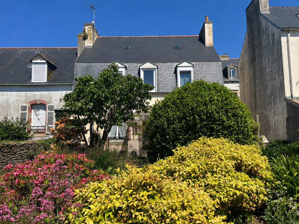 Douarnenez Centre – La Maison De Ville À Potentiel & Son Rare Jardin de Curé Plein Sud