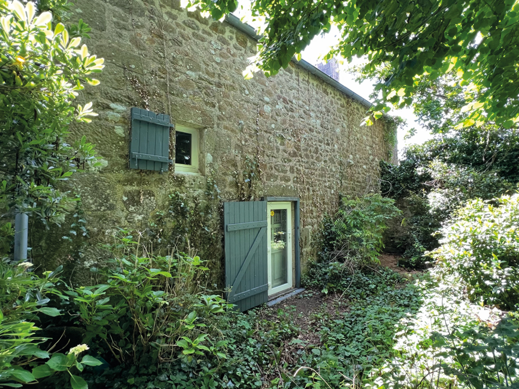 Plogoff – Propriété en Pierre Close de Murs & Jardin Intimiste aux Portes de l’Océan