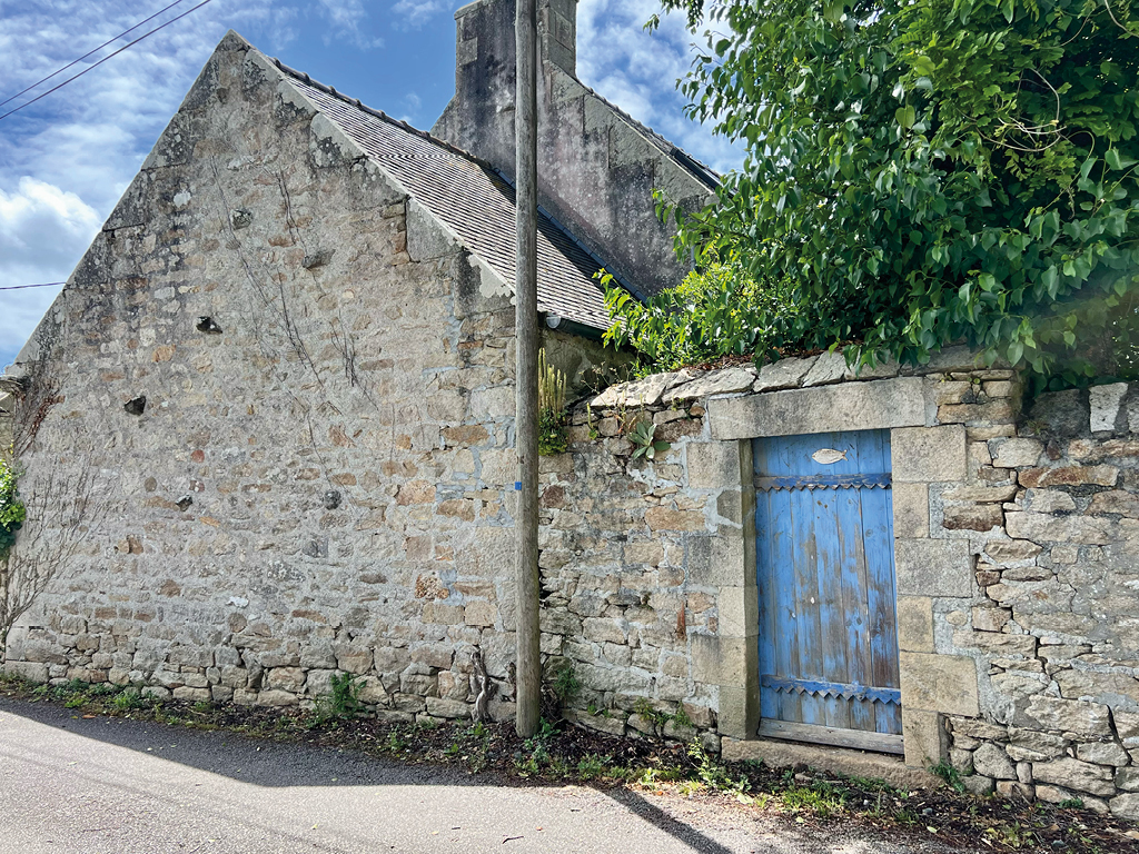 Plogoff – Propriété en Pierre Close de Murs & Jardin Intimiste aux Portes de l’Océan