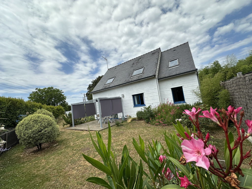 Quimperlé, Maison Contemporaine de 110m2 avec Jardin. Proches Commerces & Ecoles ! A SAISIR !