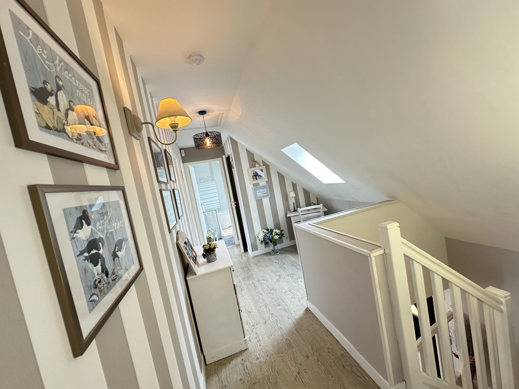 Quimperlé, Maison Contemporaine de 110m2 avec Jardin. Proches Commerces & Ecoles ! A SAISIR !