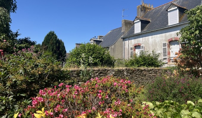 Douarnenez Centre – La Maison De Ville À Potentiel & Son Rare Jardin de Curé Plein Sud