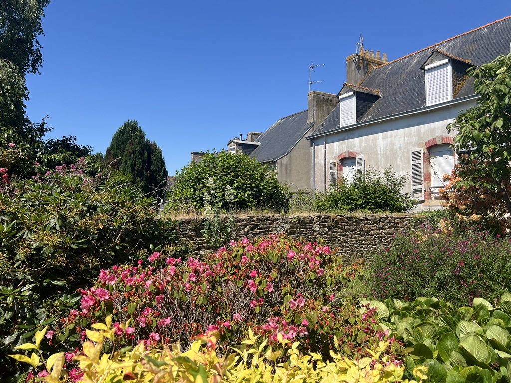 Douarnenez Centre – La Maison De Ville À Potentiel & Son Rare Jardin de Curé Plein Sud