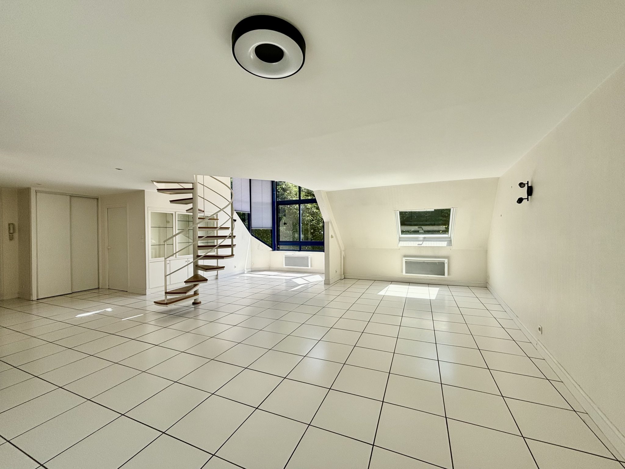 Quimper Centre Vue Cathédrale pour Appartement en duplex (115m2) avec Place de Parking Sécurisée.