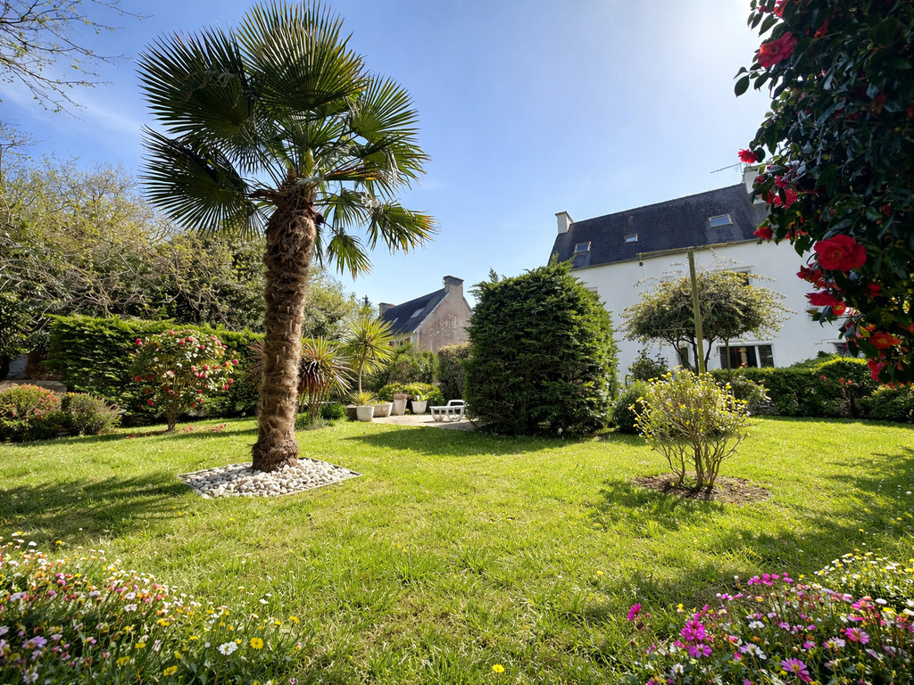 Audierne – Maison Familiale & Lumineuse avec Jardin Arboré à Deux Pas du Littoral
