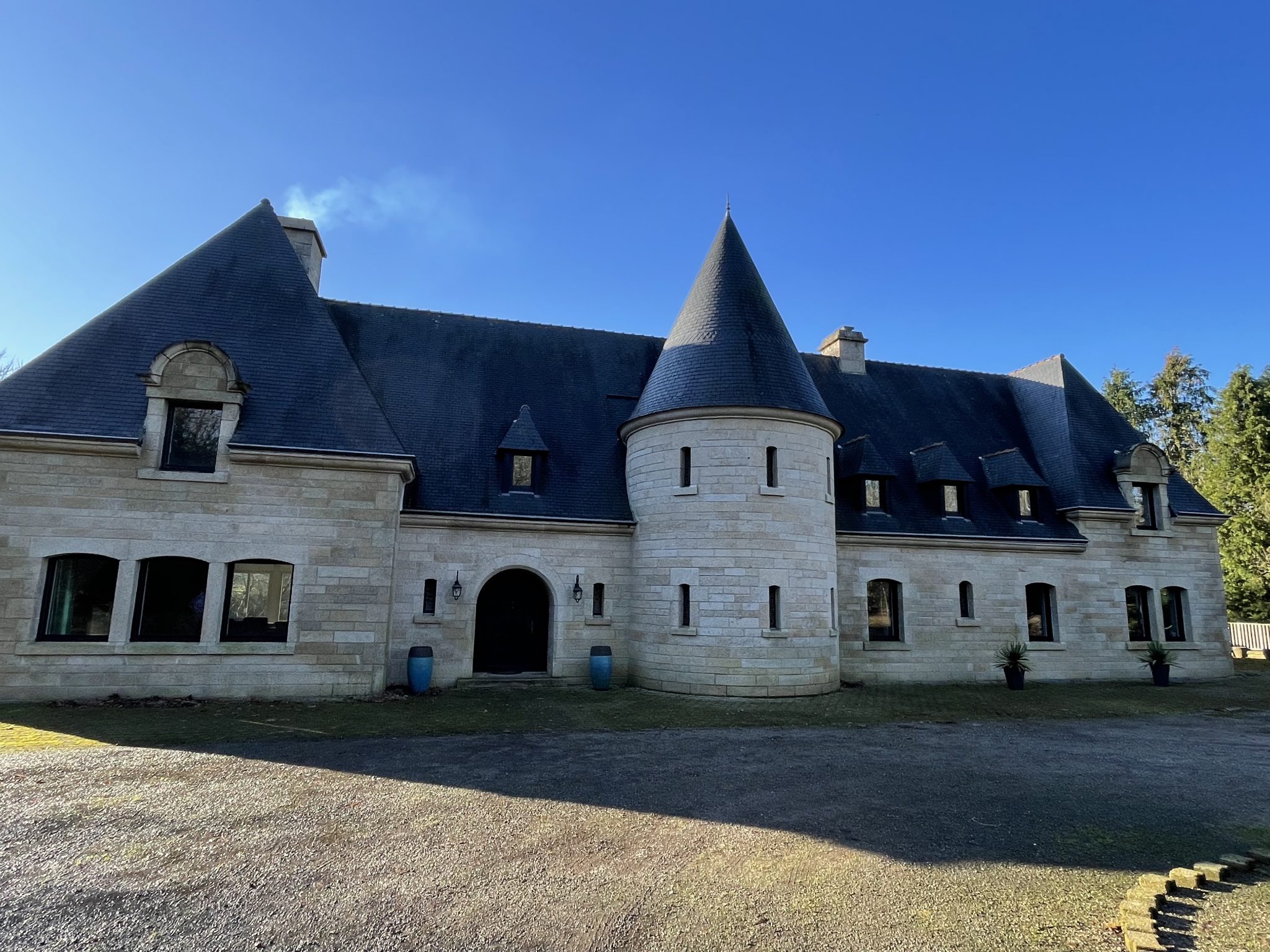 Quimper 15 mn , L’Authentique Manoir Breton Rénové  ( 456 m² ) & Son Parc Boisé de 5 hectares