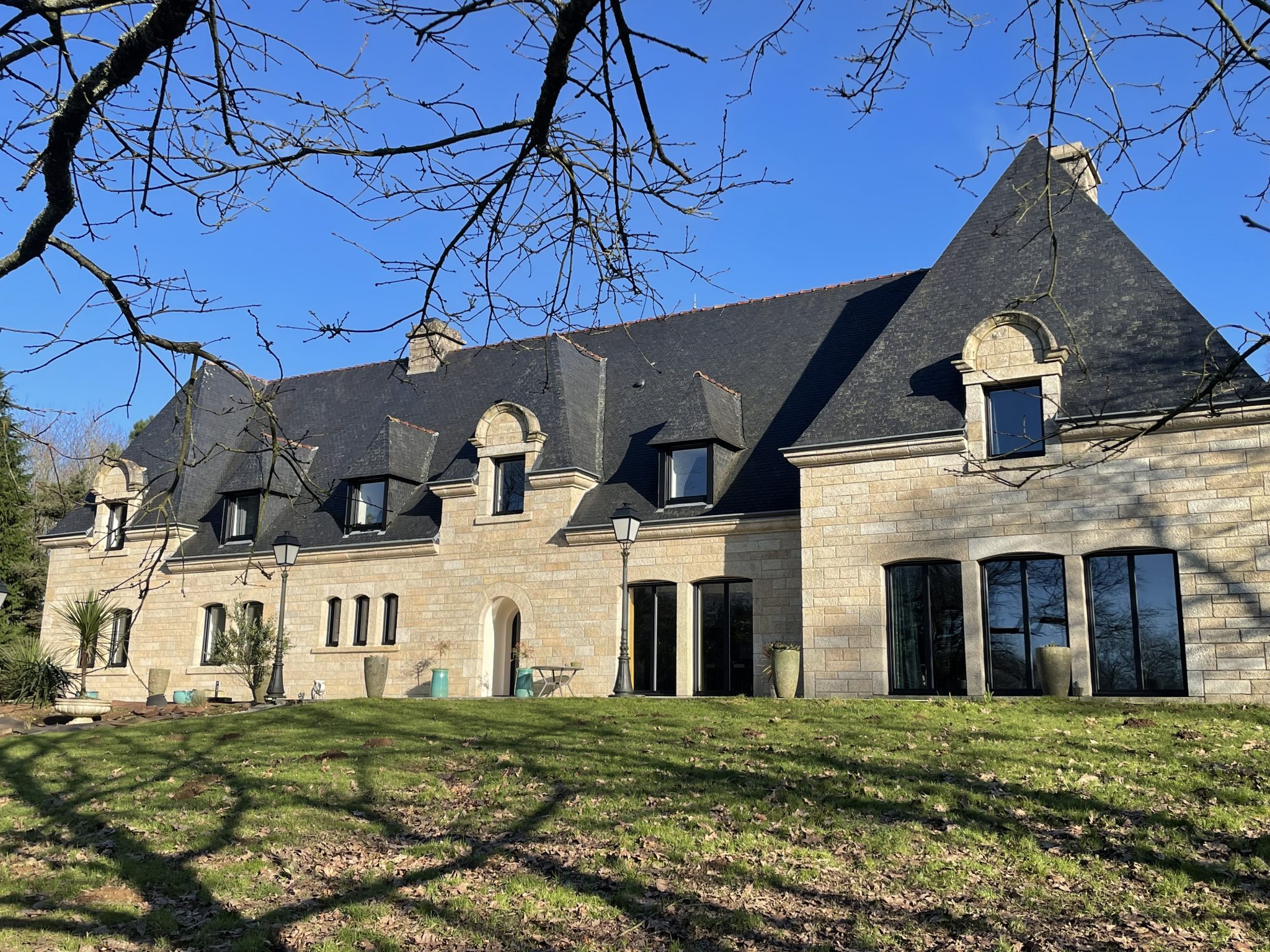 Quimper 15 mn , L’Authentique Manoir Breton Rénové  ( 456 m² ) & Son Parc Boisé de 5 hectares