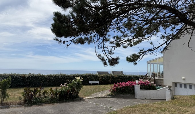 Baie d’Audierne – Vue Mer Panoramique pour cette Maison Bretonne à Repenser avec Sous-Sol Complet