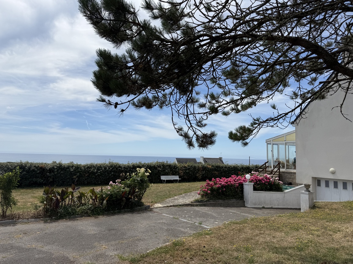 Baie d’Audierne – Vue Mer Panoramique pour cette Maison Bretonne à Repenser avec Sous-Sol Complet