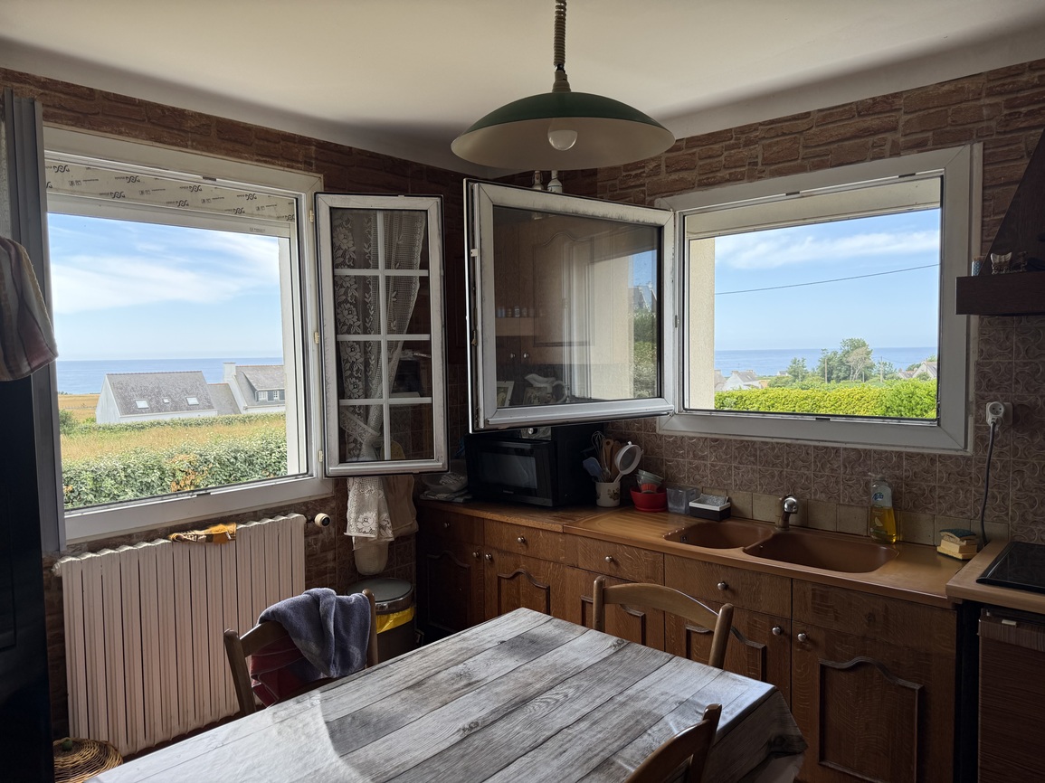 Baie d’Audierne – Vue Mer Panoramique pour cette Maison Bretonne à Repenser avec Sous-Sol Complet
