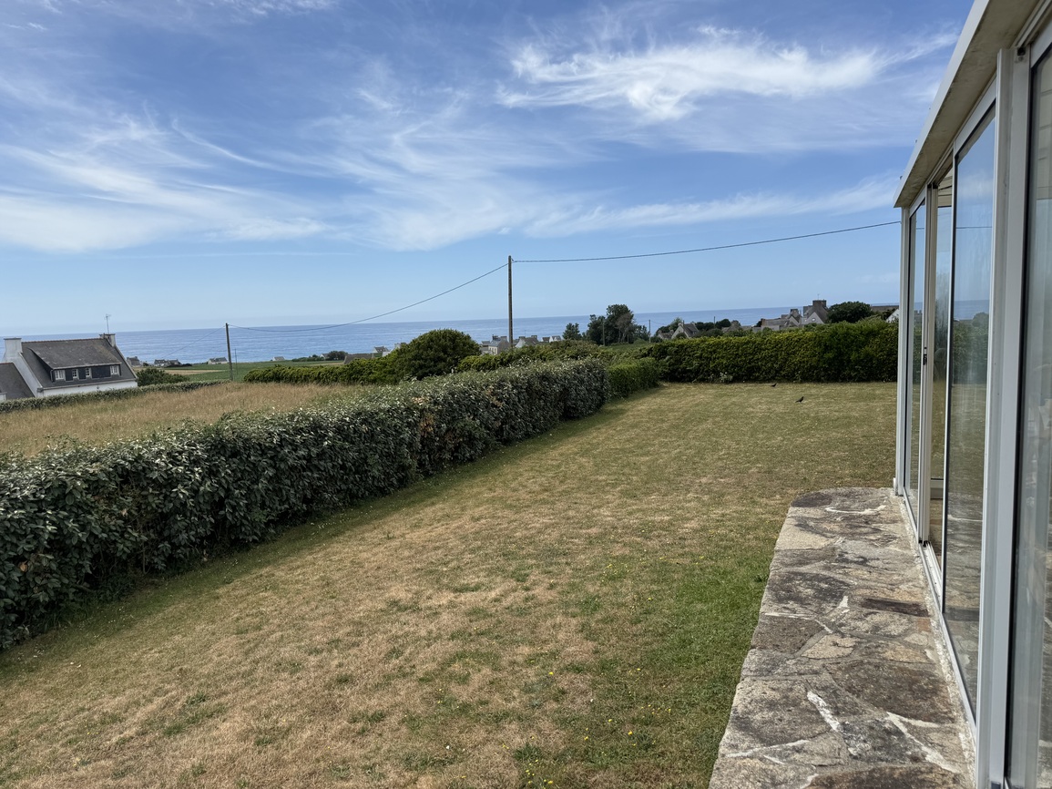 Baie d’Audierne – Vue Mer Panoramique pour cette Maison Bretonne à Repenser avec Sous-Sol Complet