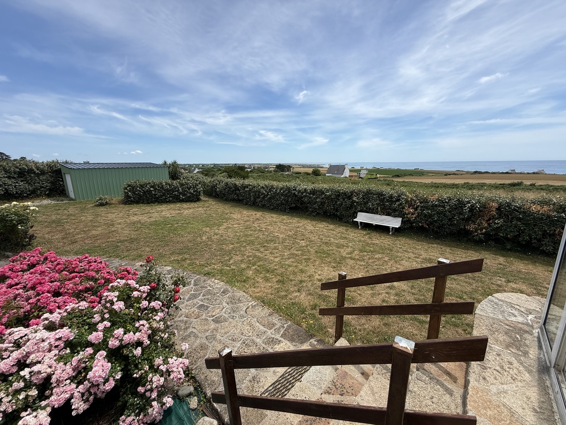 Baie d’Audierne – Vue Mer Panoramique pour cette Maison Bretonne à Repenser avec Sous-Sol Complet