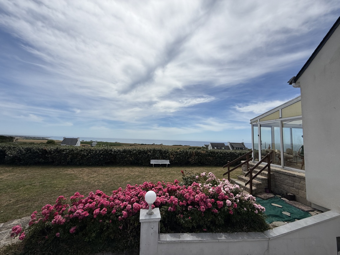 Baie d’Audierne – Vue Mer Panoramique pour cette Maison Bretonne à Repenser avec Sous-Sol Complet