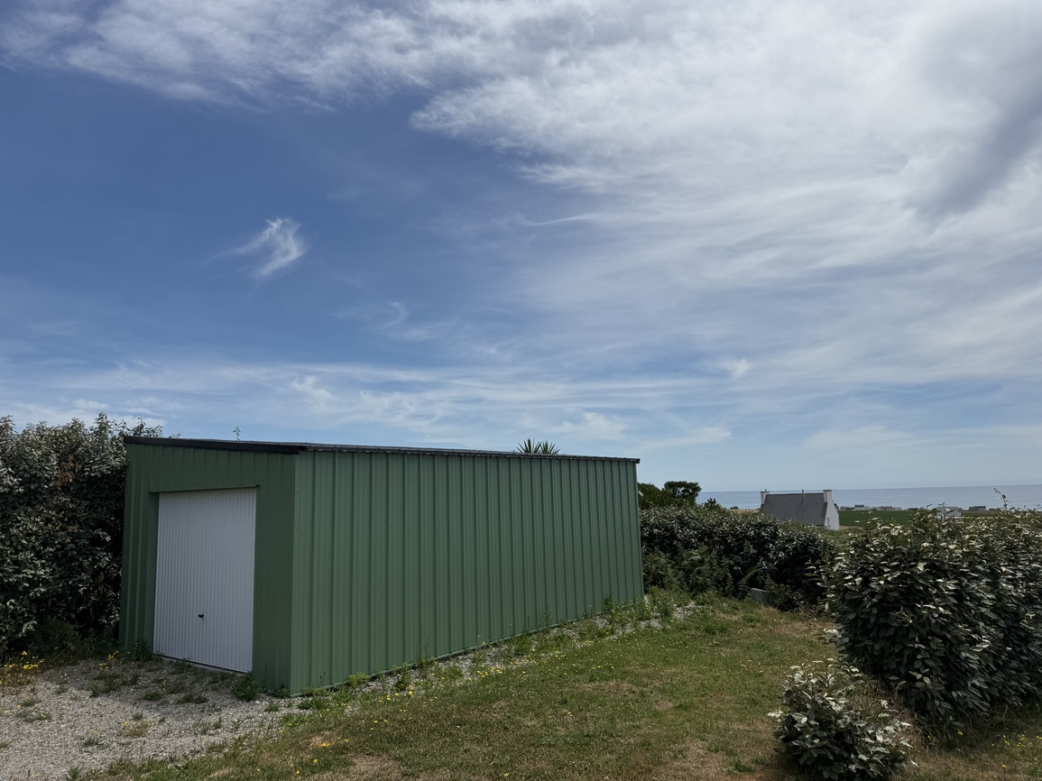 Baie d’Audierne – Vue Mer Panoramique pour cette Maison Bretonne à Repenser avec Sous-Sol Complet