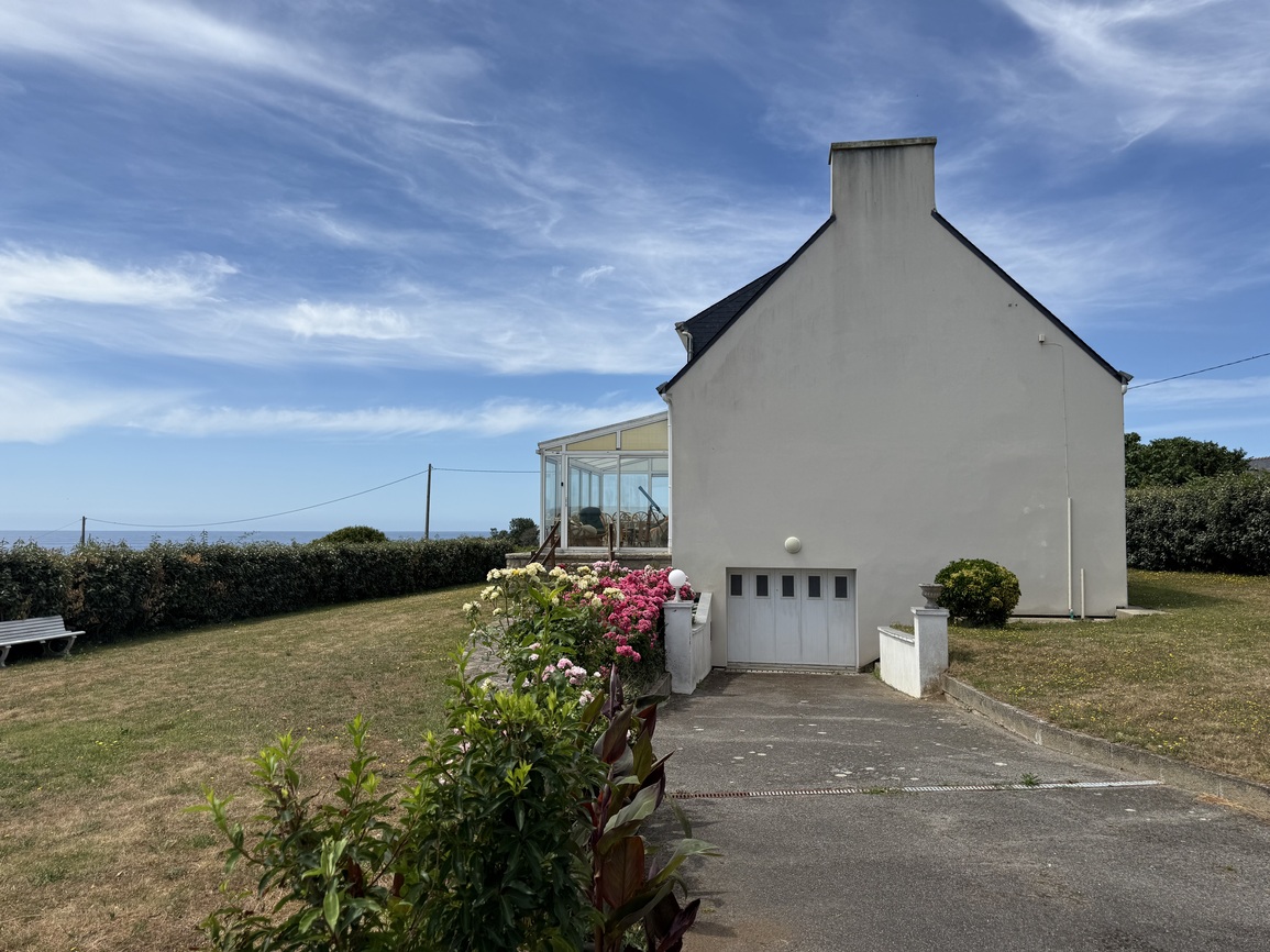 Baie d’Audierne – Vue Mer Panoramique pour cette Maison Bretonne à Repenser avec Sous-Sol Complet