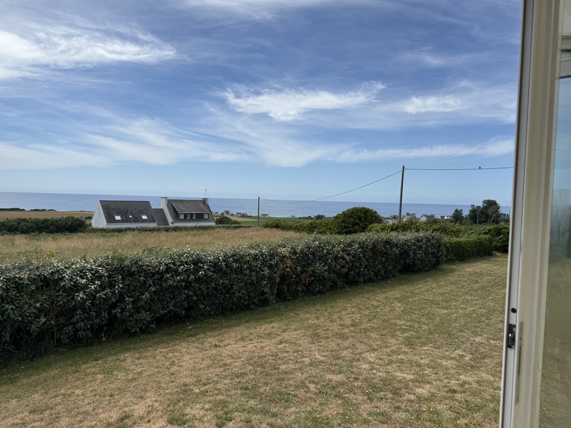 Baie d’Audierne – Vue Mer Panoramique pour cette Maison Bretonne à Repenser avec Sous-Sol Complet