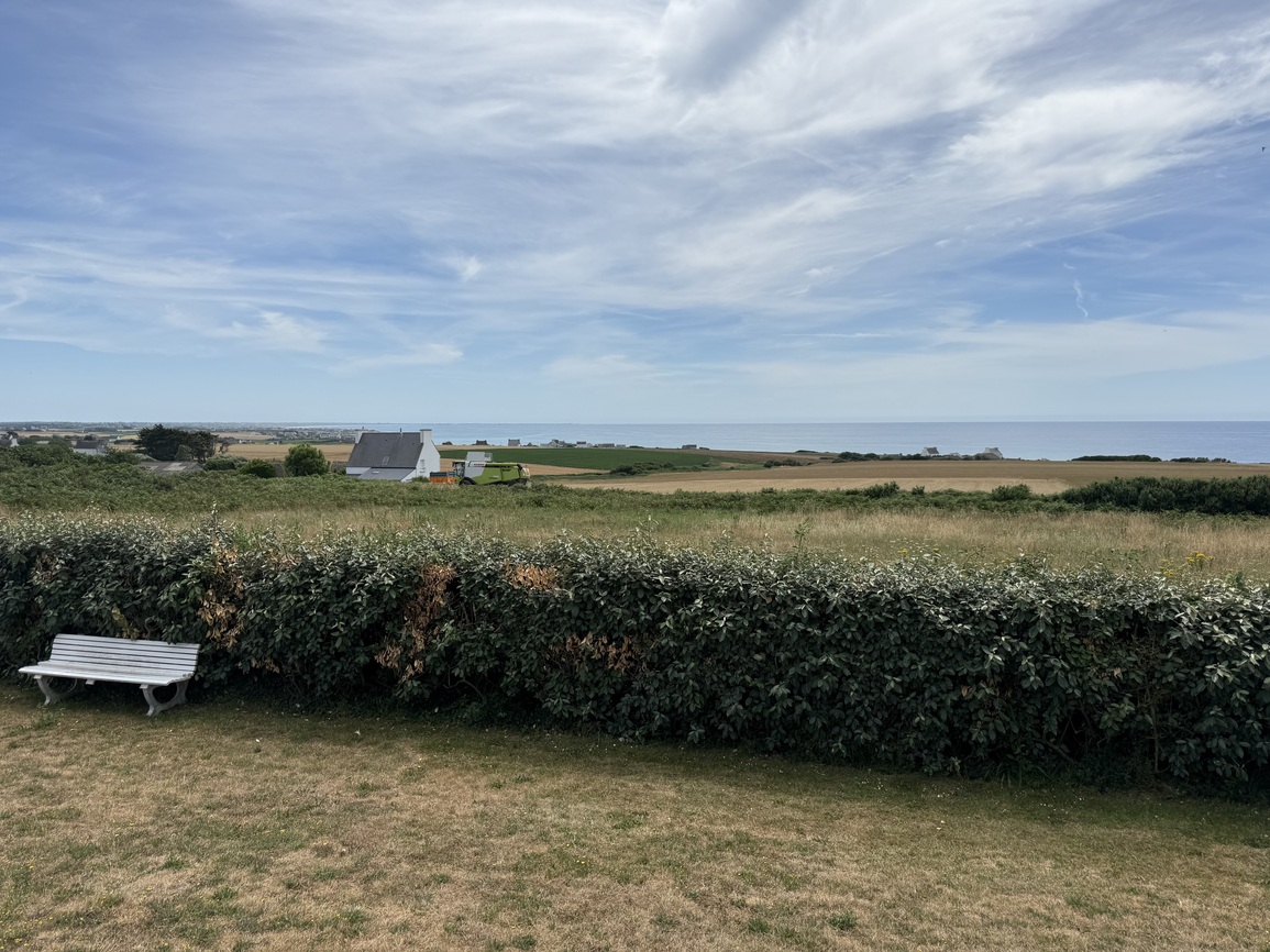 Baie d’Audierne – Vue Mer Panoramique pour cette Maison Bretonne à Repenser avec Sous-Sol Complet