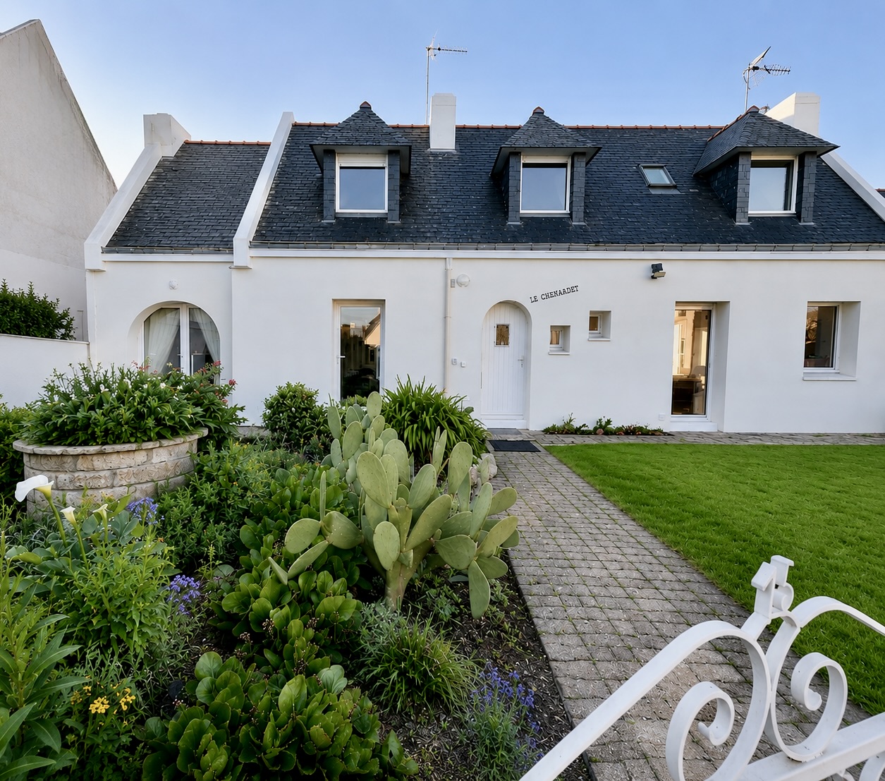 La Rare & Rénovée Maison à Double Indépendance de 110m² à Port-Haliguen Sur Son Terrain Clos de 388m²