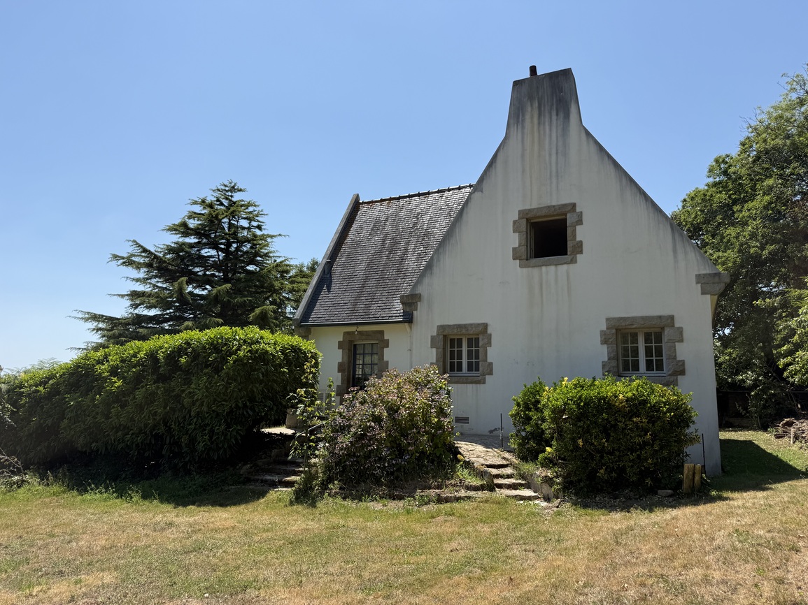 L’Elégante et Intemporelle Maison Néo-bretonne Surplombant la Baie d’Audierne