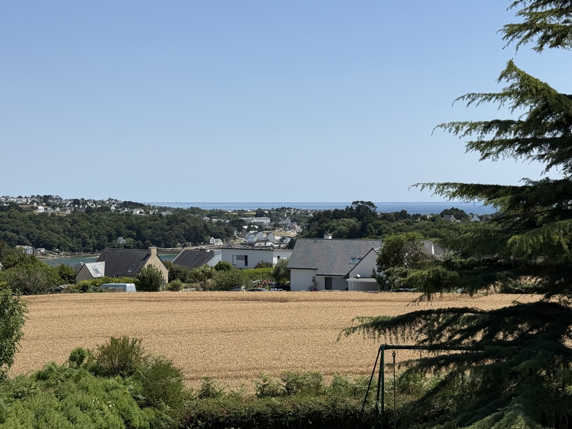 L’Elégante et Intemporelle Maison Néo-bretonne Surplombant la Baie d’Audierne
