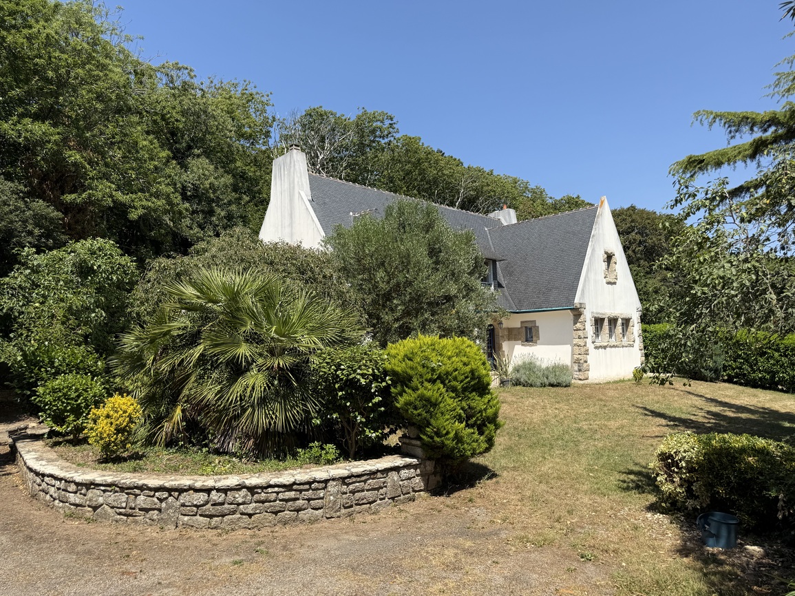 L’Elégante et Intemporelle Maison Néo-bretonne Surplombant la Baie d’Audierne