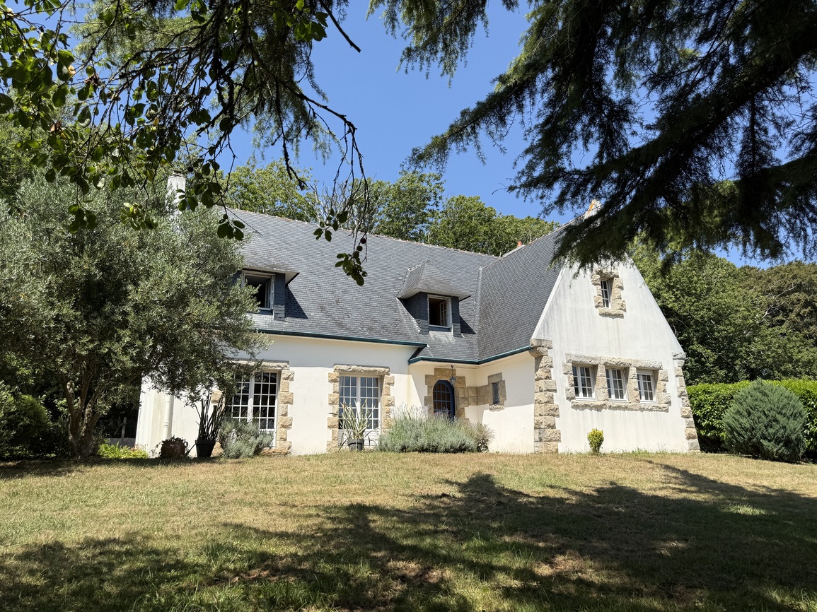 L’Elégante et Intemporelle Maison Néo-bretonne Surplombant la Baie d’Audierne