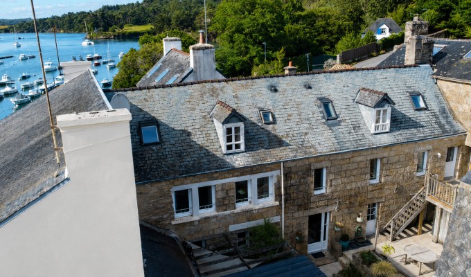 Maison de Caractère en Pierres au Cœur du Port de Rosbras, sur les Rives de l’Aven – Beau Potentiel d’Investissement