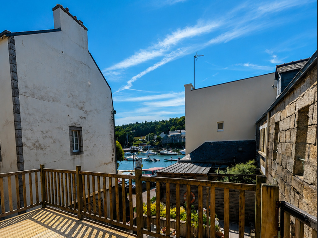 Maison de Caractère en Pierres au Cœur du Port de Rosbras, sur les Rives de l’Aven – Beau Potentiel d’Investissement