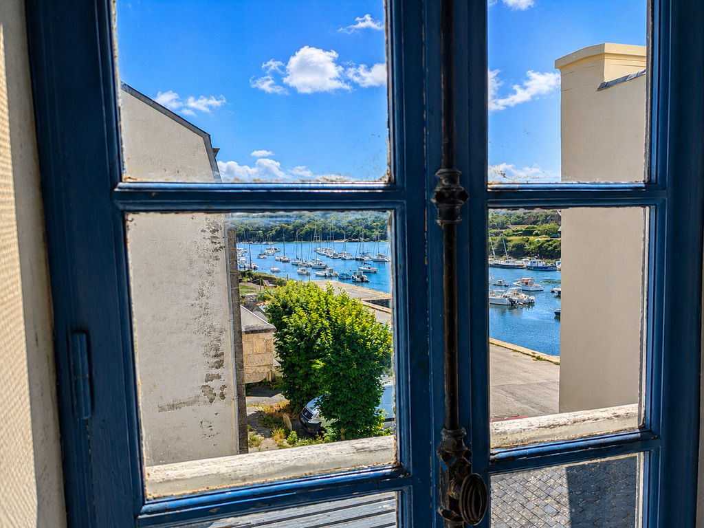 Maison de Caractère en Pierres au Cœur du Port de Rosbras, sur les Rives de l’Aven – Beau Potentiel d’Investissement