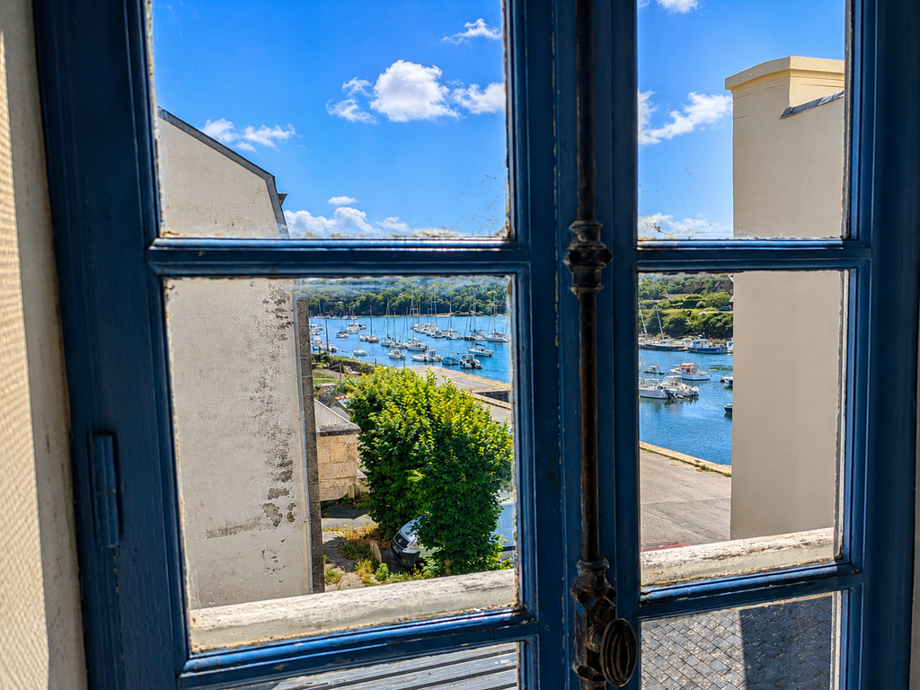 Bâtisse de Caractère en Pierres au Cœur du Port de Rosbras, sur les Rives de l’Aven – Beau Potentiel d’Investissement