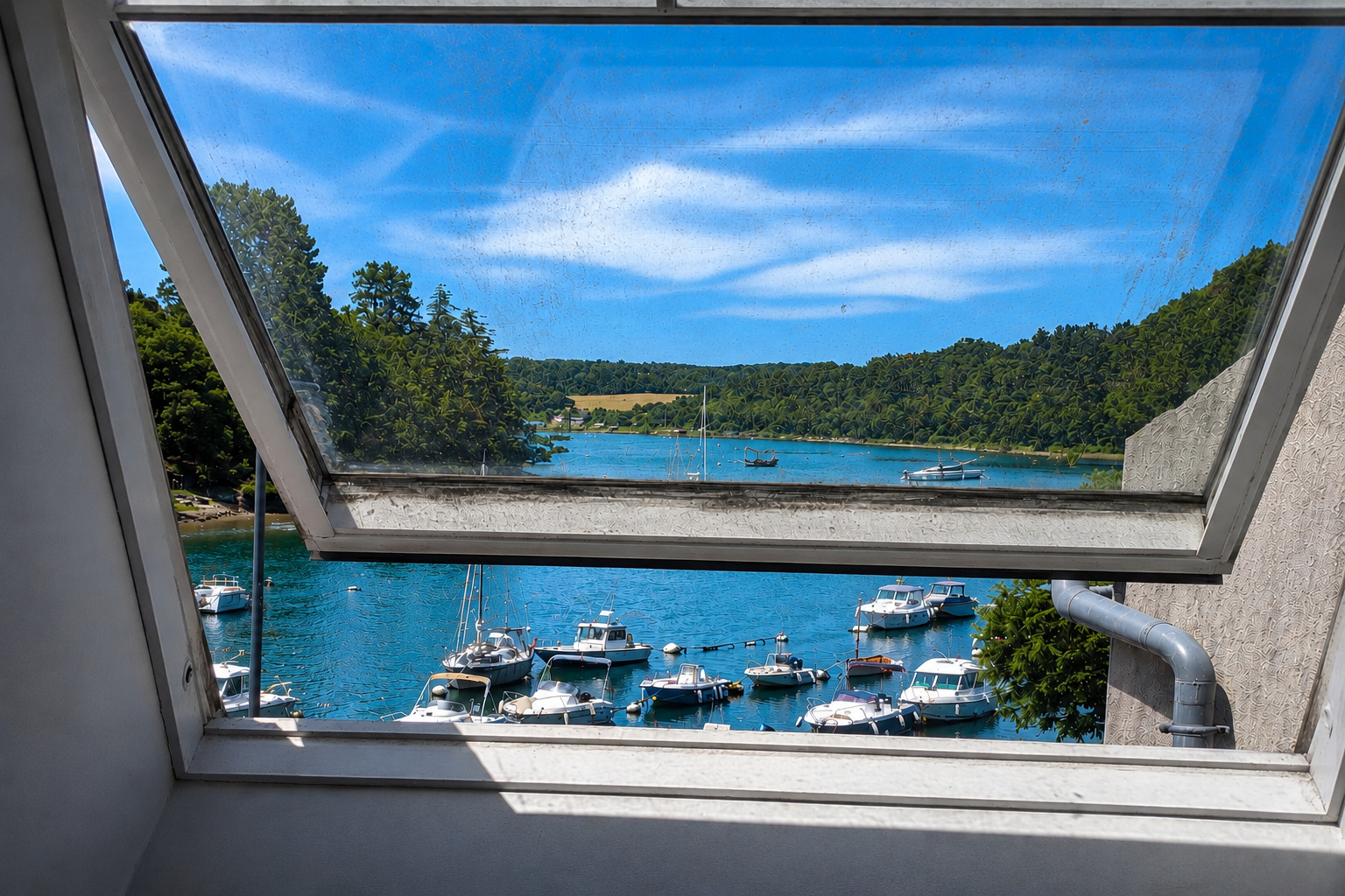 Maison de Caractère en Pierres au Cœur du Port de Rosbras, sur les Rives de l’Aven – Beau Potentiel d’Investissement