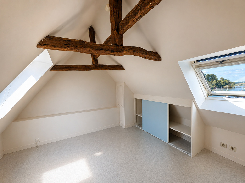 Maison de Caractère en Pierres au Cœur du Port de Rosbras, sur les Rives de l’Aven – Beau Potentiel d’Investissement