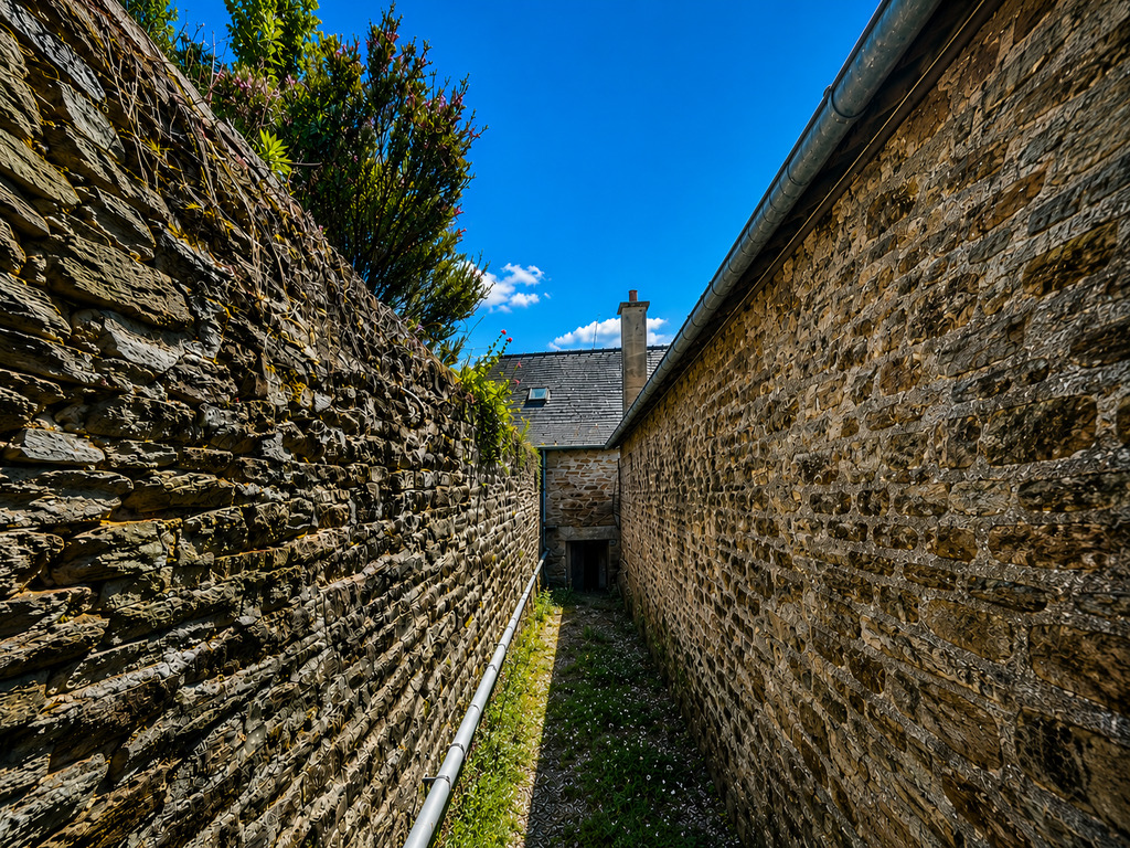 Maison de Caractère en Pierres au Cœur du Port de Rosbras, sur les Rives de l’Aven – Beau Potentiel d’Investissement