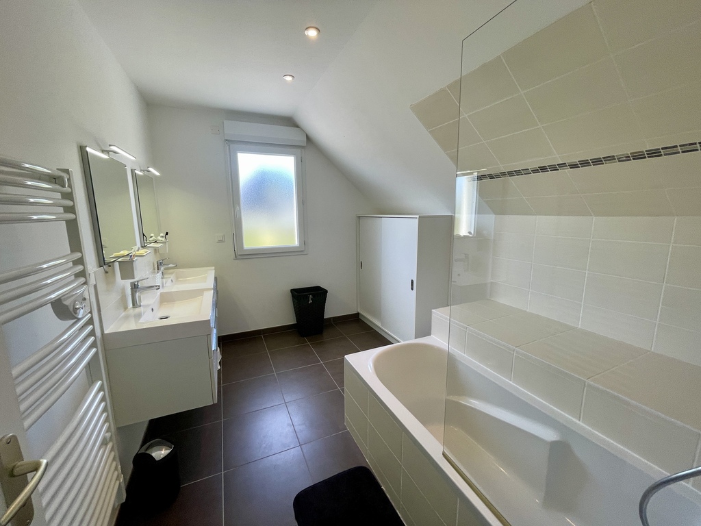 Saint Armel. Emplacement Recherché Pour Cette Impeccable & Généreuse Contemporaine de 157m² Sur Terrain Clos