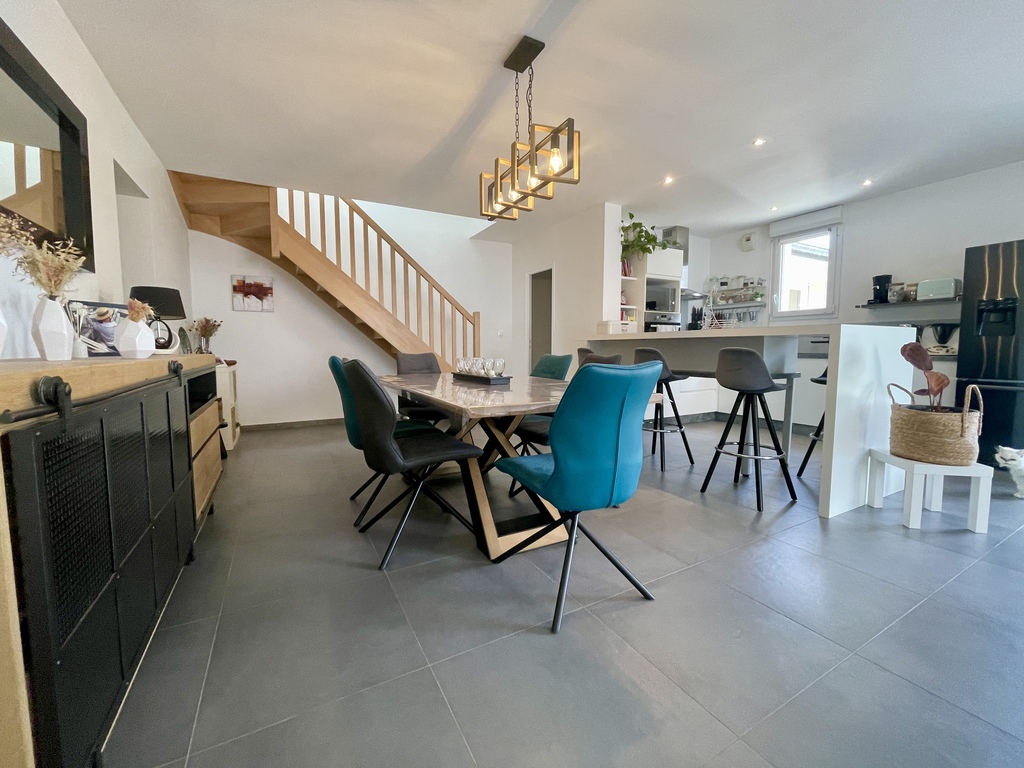 Saint Armel. Emplacement Recherché Pour Cette Impeccable & Généreuse Contemporaine de 157m² Sur Terrain Clos