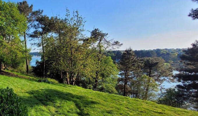 La Charismatique Maison de Caractère face à l’Aven, au Cœur d’un Environnement Naturel Préservé de 2.5ha