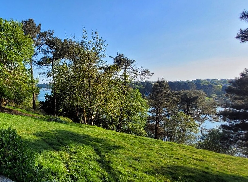 La Charismatique Maison de Caractère face à l’Aven, au Cœur d’un Environnement Naturel Préservé de 2.5ha