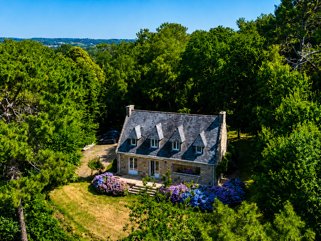 La Charismatique Maison de Caractère face à l’Aven, au Cœur d’un Environnement Naturel Préservé de 2.5ha