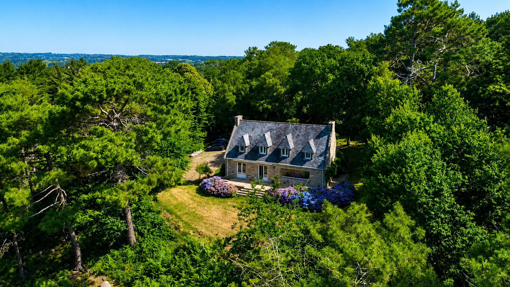 La Charismatique Maison de Caractère face à l’Aven, au Cœur d’un Environnement Naturel Préservé de 2.5ha