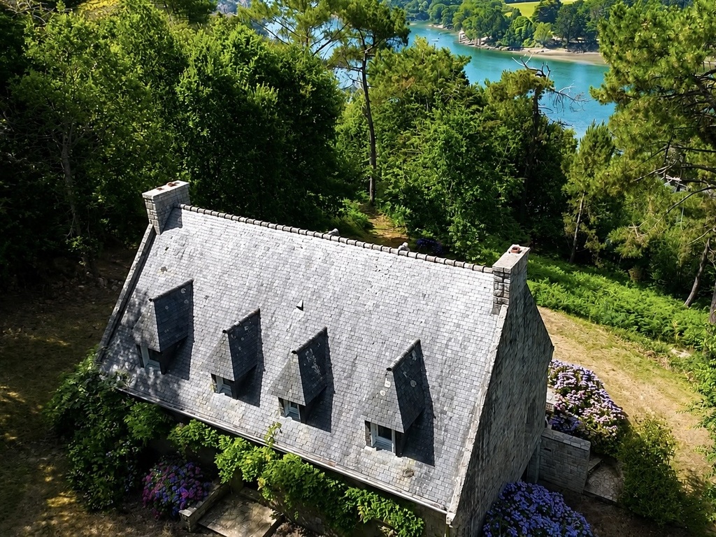 La Charismatique Maison de Caractère face à l’Aven, au Cœur d’un Environnement Naturel Préservé de 2.5ha