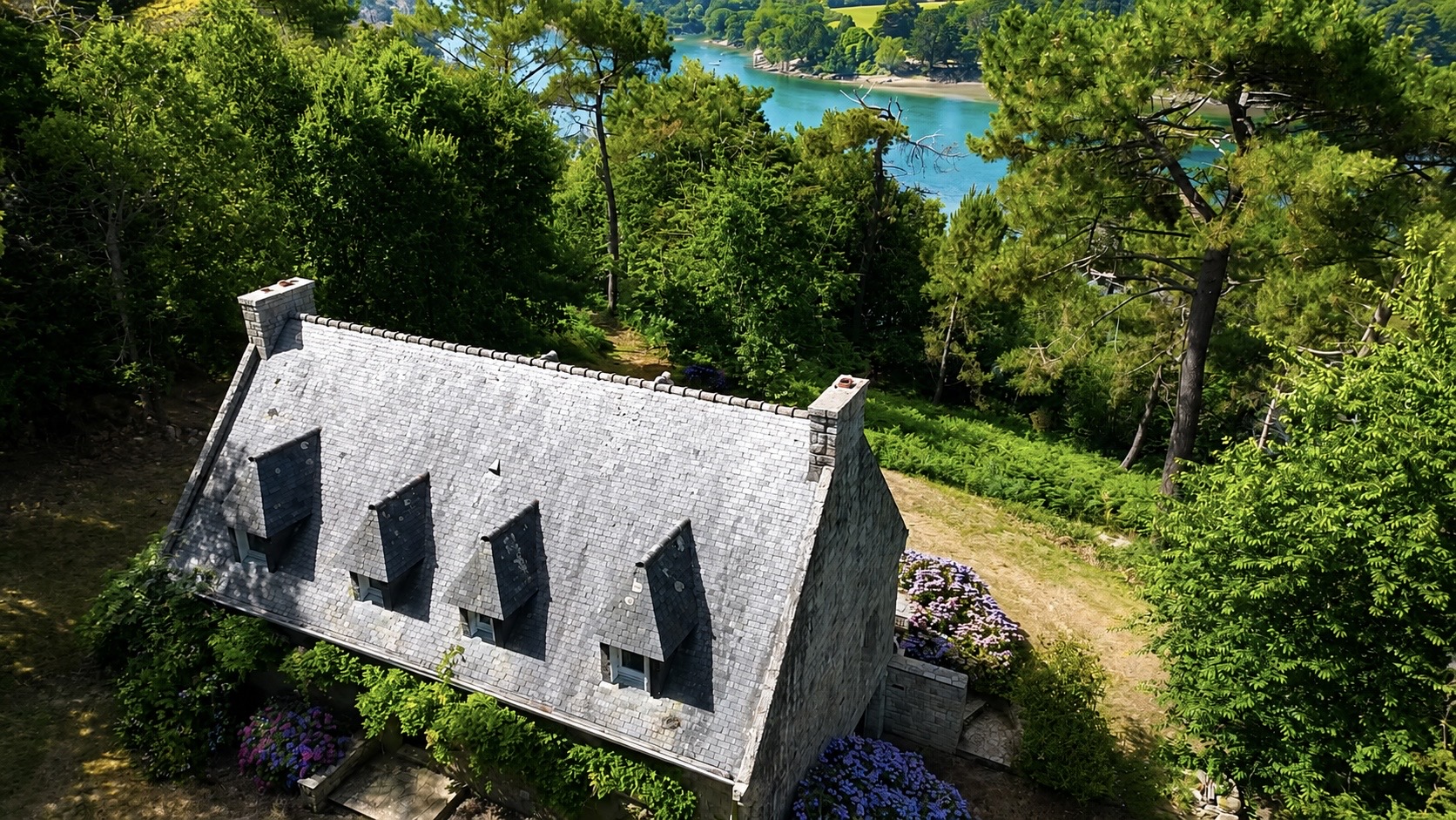 La Charismatique Maison de Caractère face à l’Aven, au Cœur d’un Environnement Naturel Préservé de 2.5ha