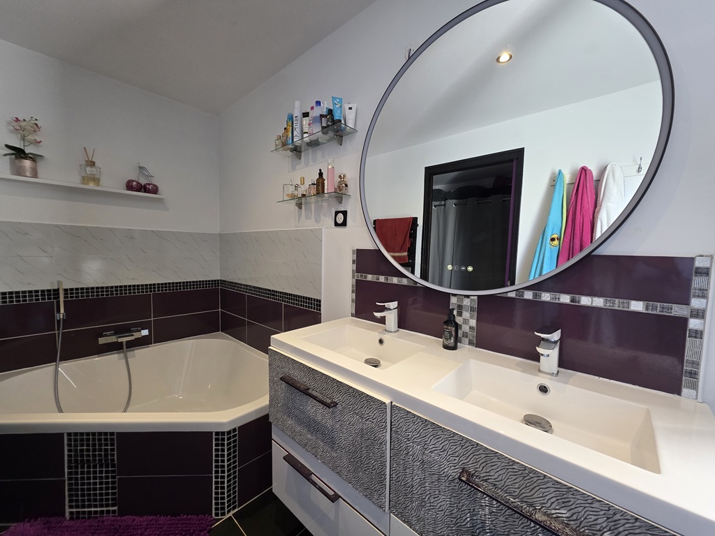 Plomeur, proximité LE GUILVINEC, vaste Contemporaine dans Un Magnifique Jardin arboré de 1615 m²