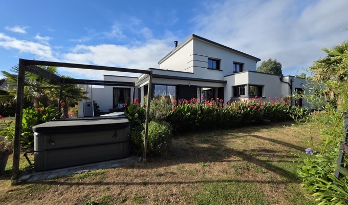 Plomeur, proximité LE GUILVINEC, vaste Contemporaine dans Un Magnifique Jardin arboré de 1615 m²