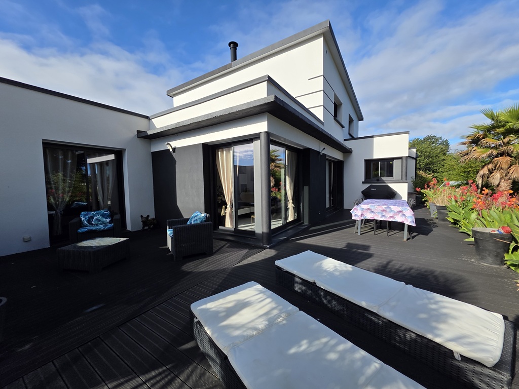 Plomeur, proximité LE GUILVINEC, vaste Contemporaine dans Un Magnifique Jardin arboré de 1615 m²