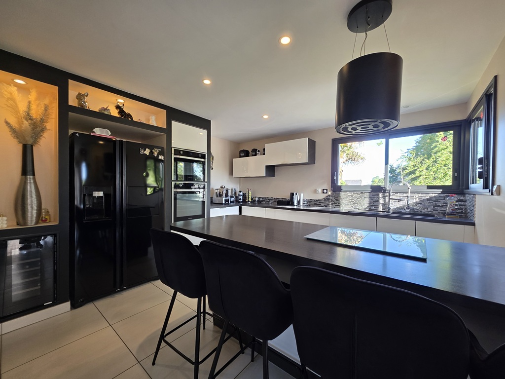 Plomeur, proximité LE GUILVINEC, vaste Contemporaine dans Un Magnifique Jardin arboré de 1615 m²