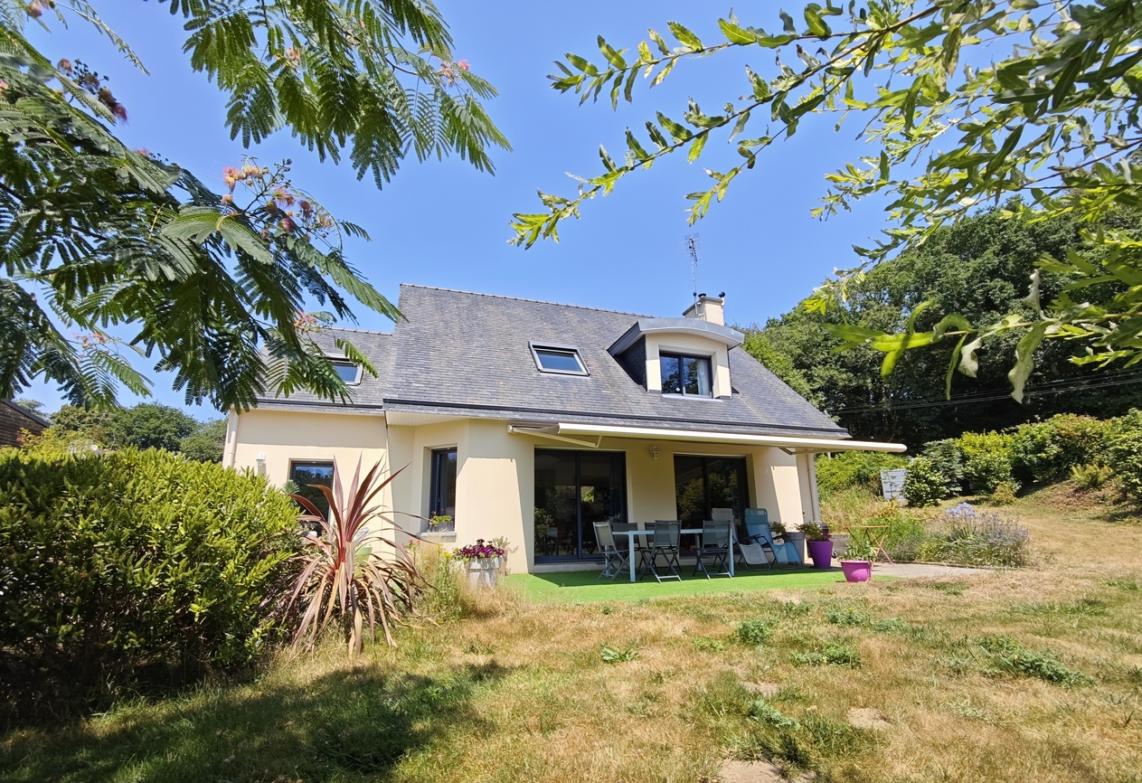 Quimper Sud. Quartier Prisé pour Maison Contemporaine (161 m2) aux Prestations Soignées sur Terrain de 1 000 m2.