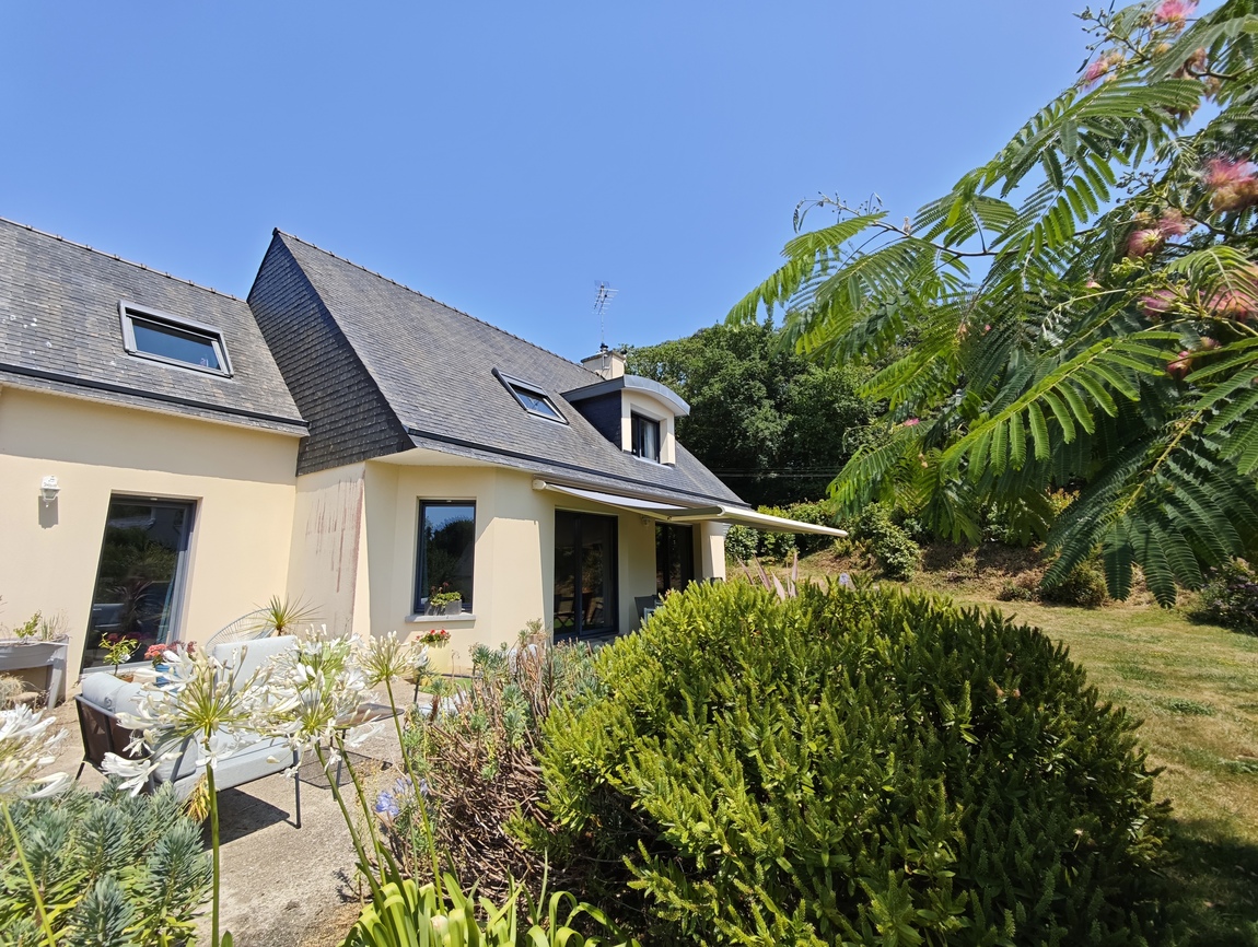 Quimper Sud. Quartier Prisé pour Maison Contemporaine (161 m2) aux Prestations Soignées sur Terrain de 1 000 m2.