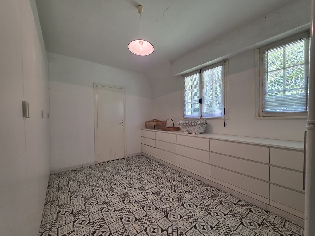 Combrit, Plein Centre, Belle Chaumière de Famille (5 chambres) dans Son Parc Préservé de 10 800 m²